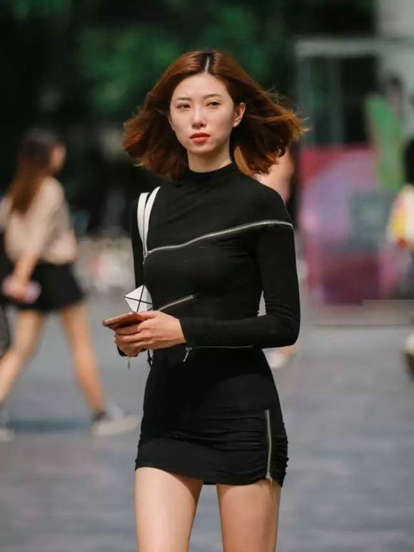 女神街拍，黑色紧身的连体短裙，貌美肤白的大长腿，真是绝