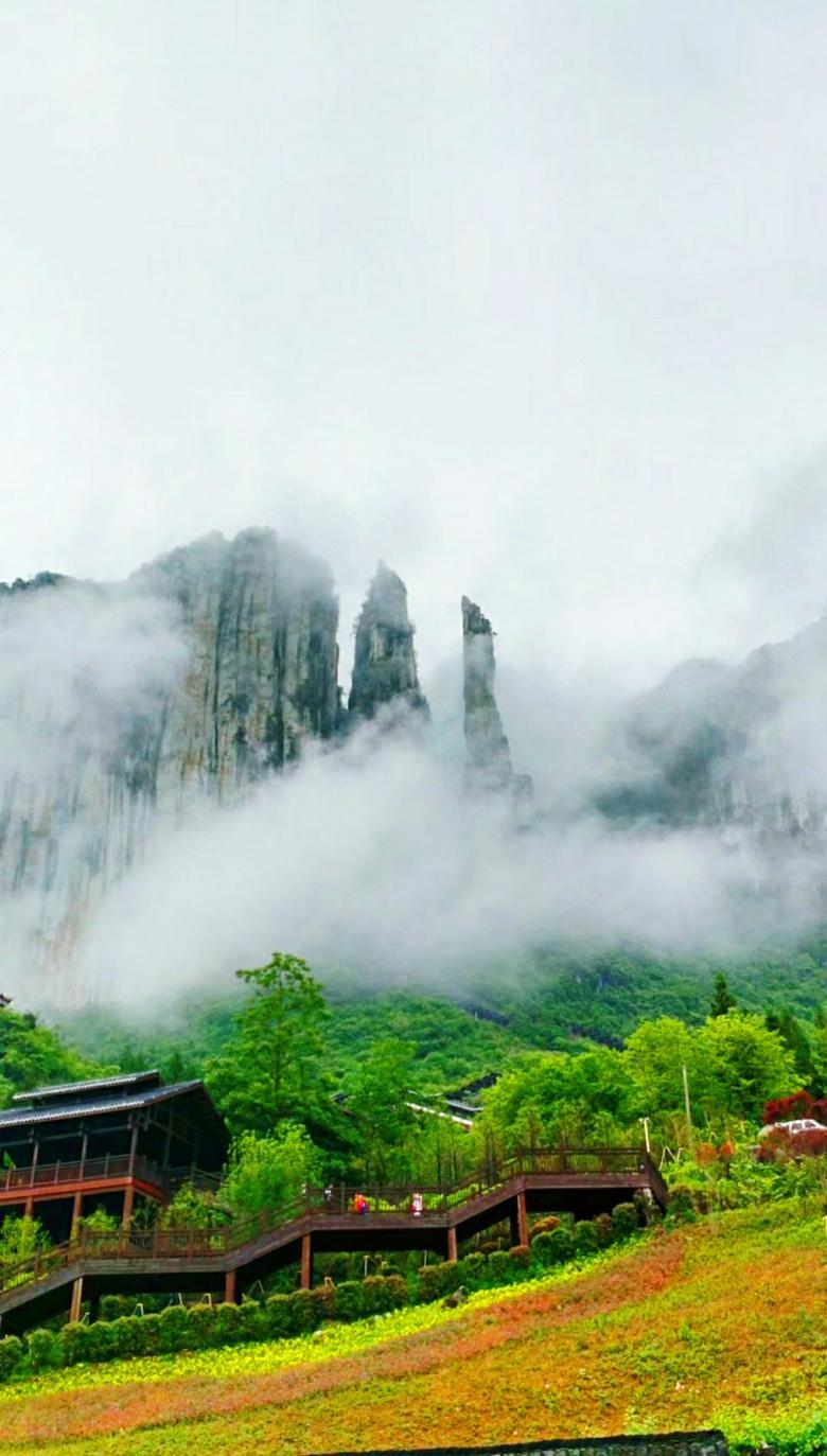 探秘"中国最美仙境",海拔1700米的绝壁长廊,美景与悬崖并存!