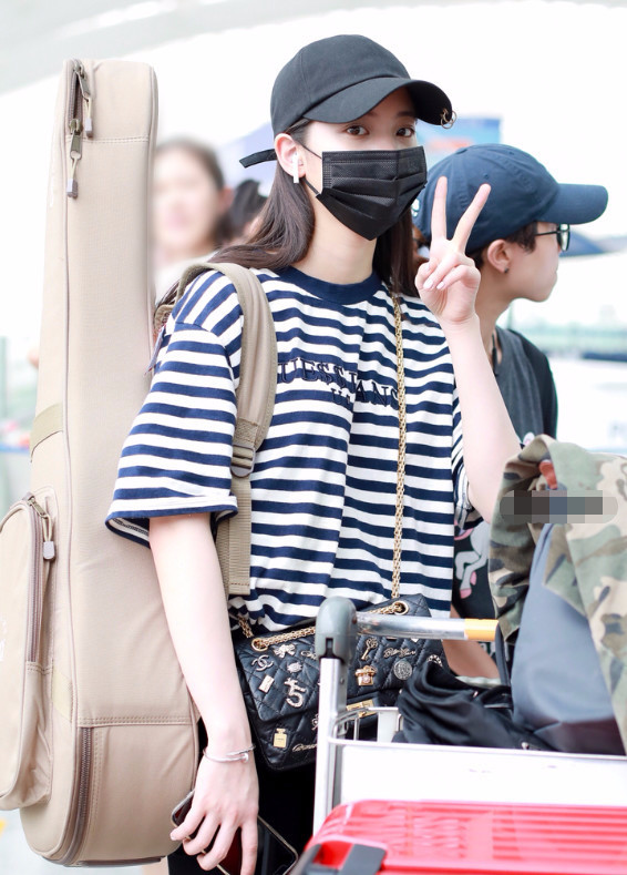 欧阳娜娜现身,香水和钥匙直接镶进包包上,一身