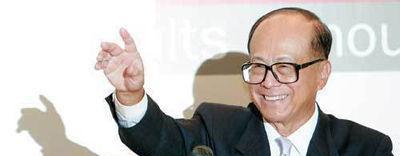 父亲都是千亿级别的富豪, 努力工作没有座驾, 一个只会花钱买豪车