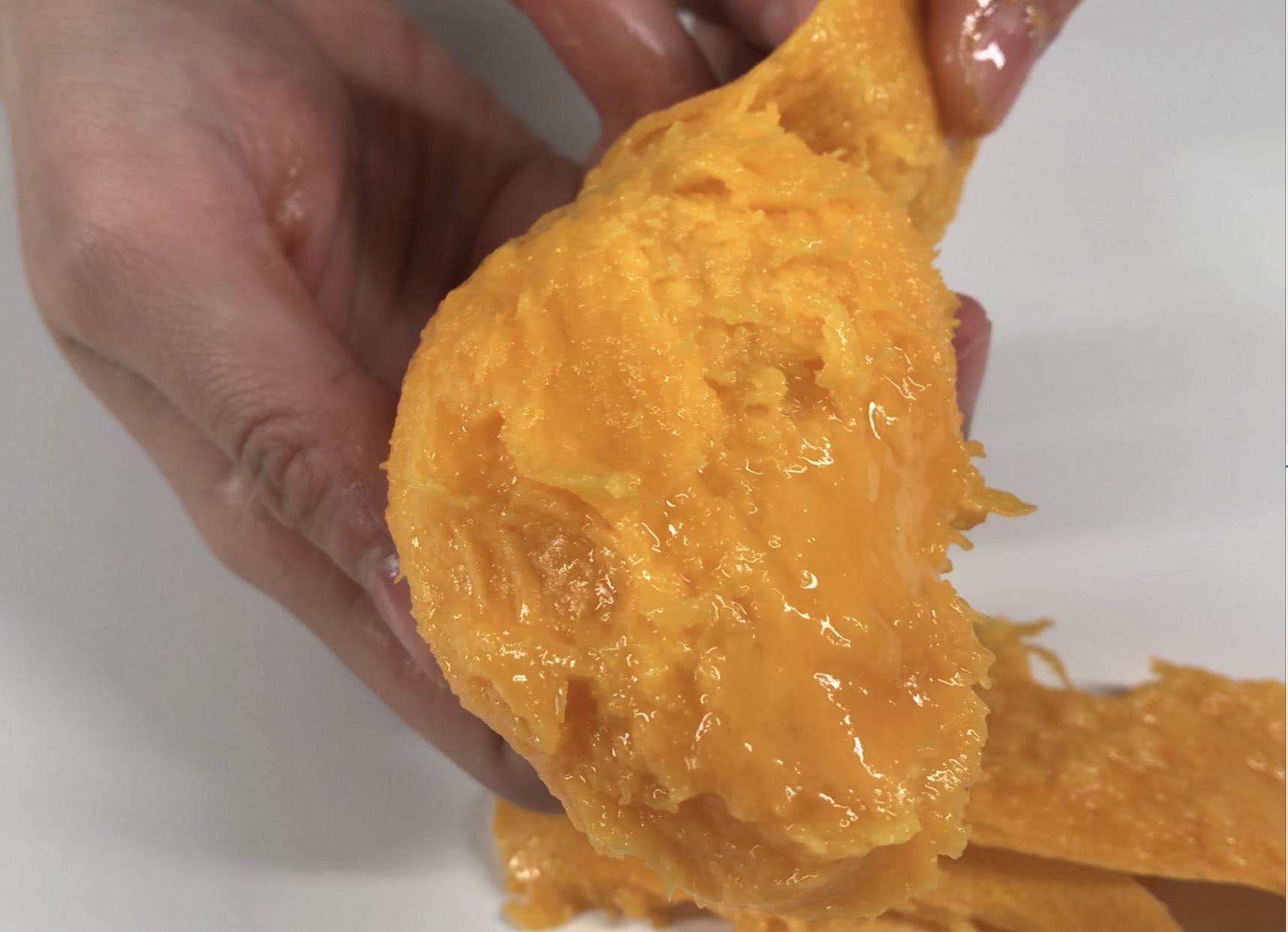 芒果好吃皮难剥,教你一招快速去皮,剥得干净还