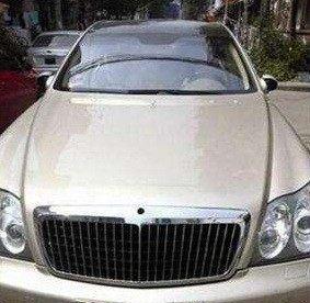 老轿车上“不锈钢车标”一只手就能拔走, 却值5个劳斯莱斯车标