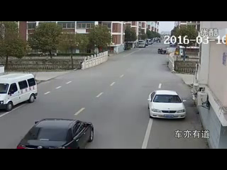 监控实拍：连环车祸，电动车直接把轿车给撞失控了