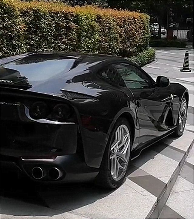 上海首辆黑色法拉利812现街头，车价达500万，车主是当地富二代！
