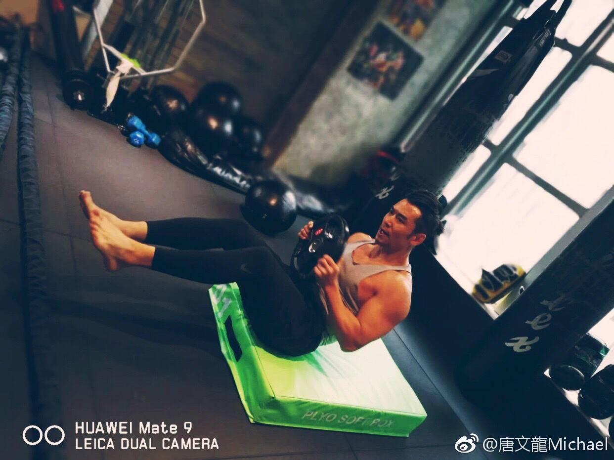 李小龙逝世45周年这一天，他赶到西雅图的墓地专程跪拜！