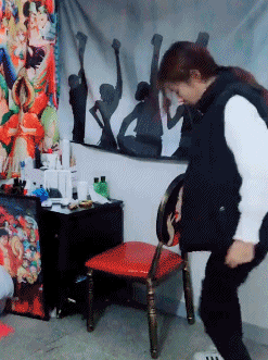 搞笑gif: 哎呀妈呀, 快来救救我!