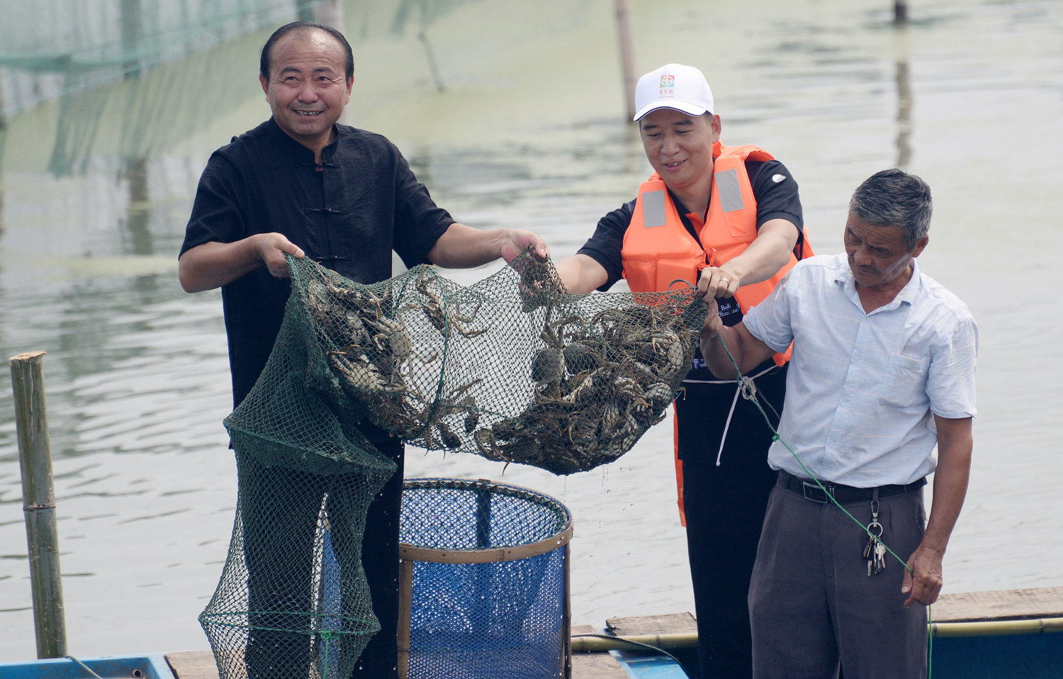 "蟹农在捕捞阳澄湖大闸蟹.