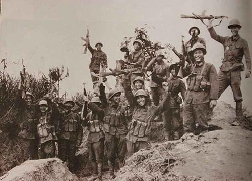 他是第一个打过长江的开国将军 年近七旬率侦察兵打越南至今健在