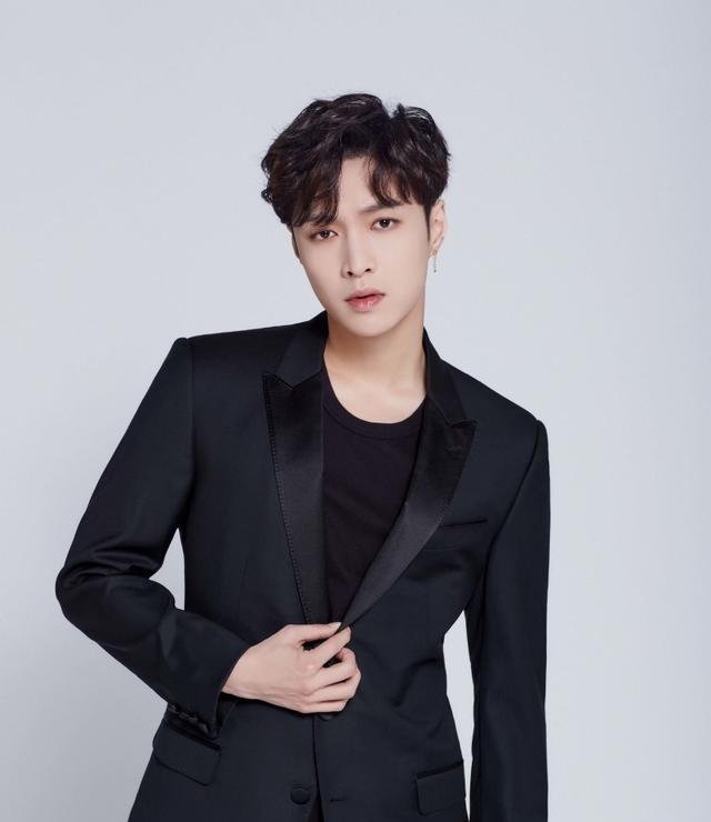 郑爽给粉丝买票,黄晓明送粉丝小玩意,而他却给