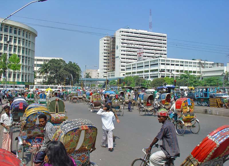 走进孟加拉国达卡市, 当地女人这样出行有点潇