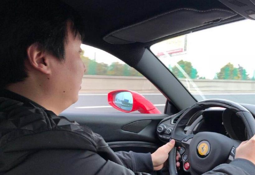 熊猫风行云霸气晒豪车 似乎没有土豪送他的法