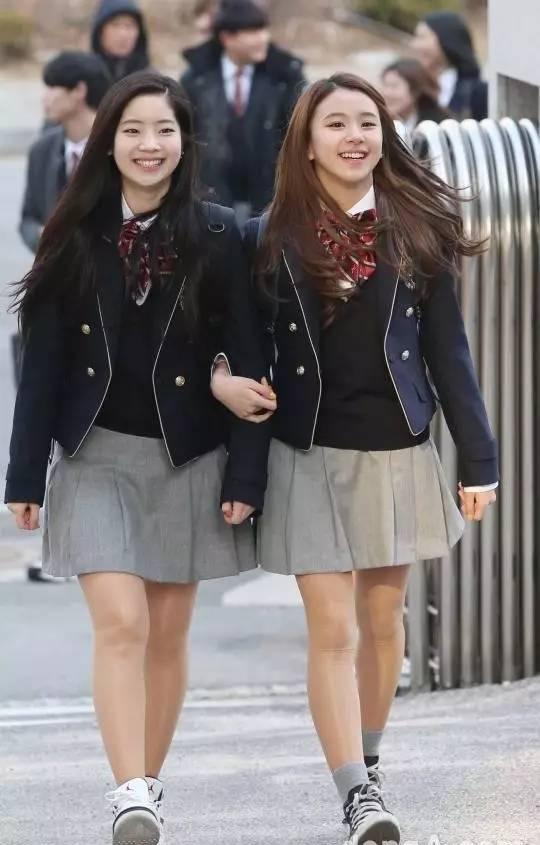 中韩校服大PK 韩国学生表示很羡慕中国校服