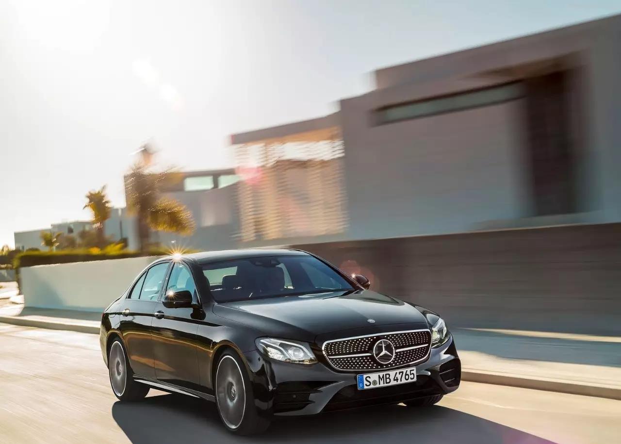 奔驰吼一吼, 车展抖三抖