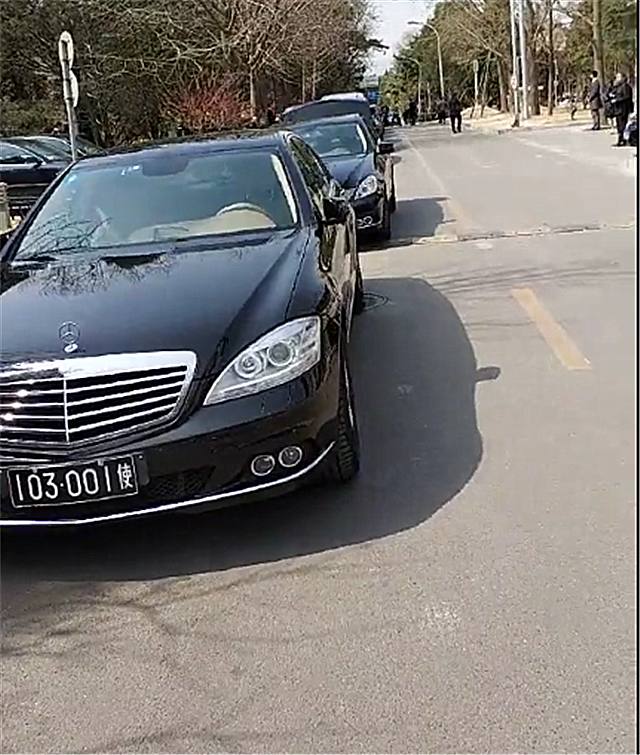 110万奔驰现身街头,仅凭车牌上一个字,即便闯红灯都不