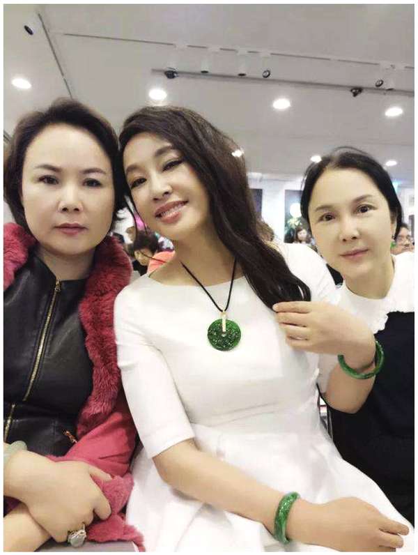 刘晓庆戴超大满绿翡翠!现身珠宝拍卖会?|玉镯|满绿