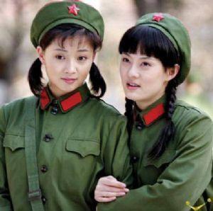 中国有一套军装, 只有红领章, 没有军衔, 军人们