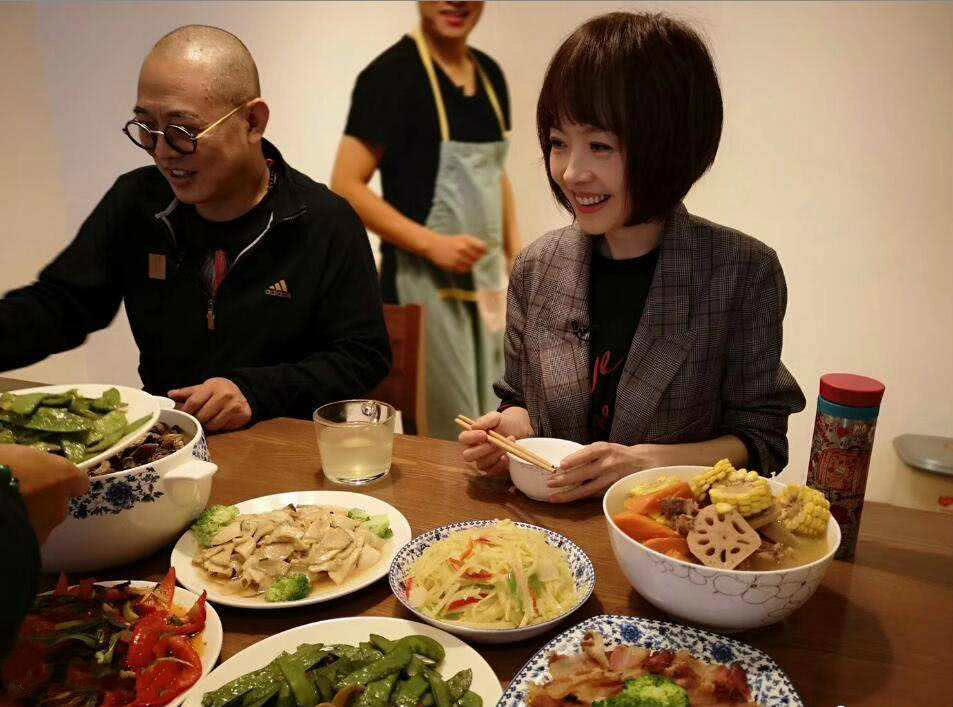 李连杰身家300亿,得了甲亢为何不去治?向太透