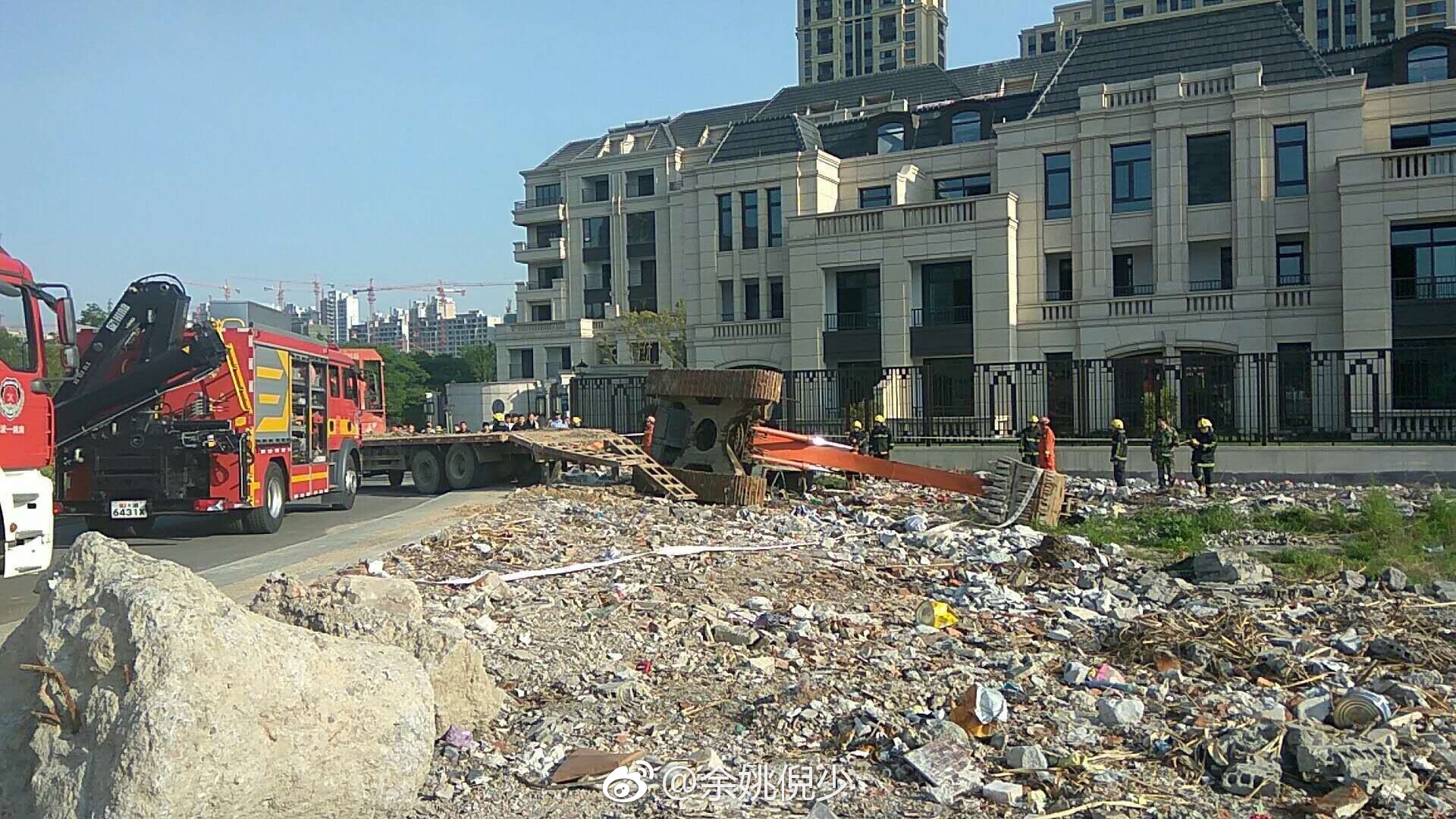 余姚一男子被侧翻的挖机压住不幸遇难