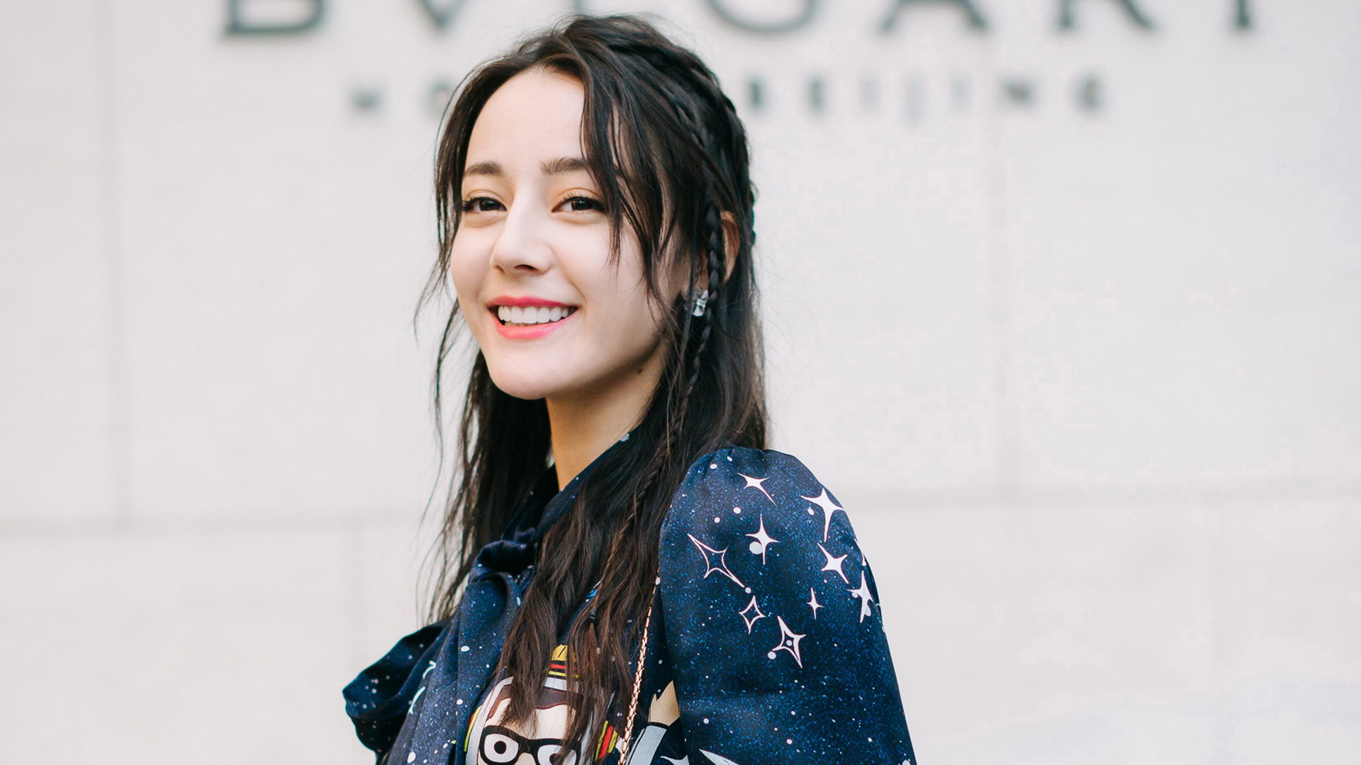 沈月拍戏昏倒，热巴误伤自己坚持工作，杨幂怀孕依然拍两部电影!