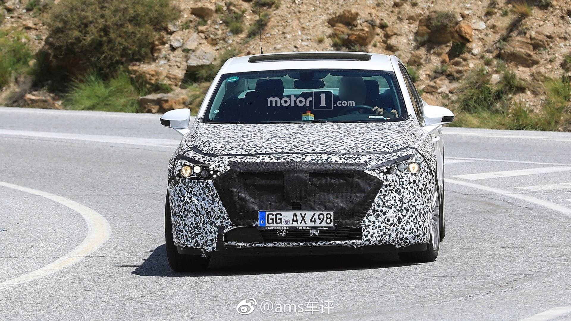 日前，有海外媒体拍到了一组新款别克君威的路试谍照