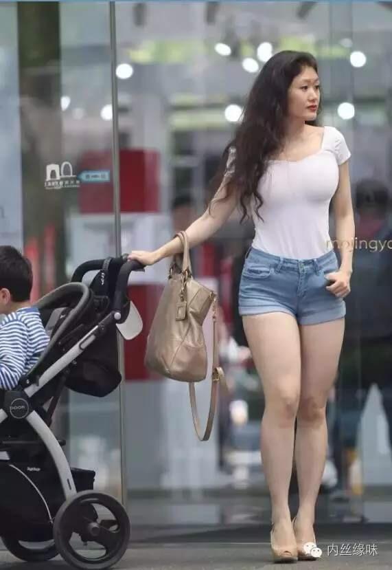街拍: 身材丰腴的辣妈, 肉肉的感觉很好看