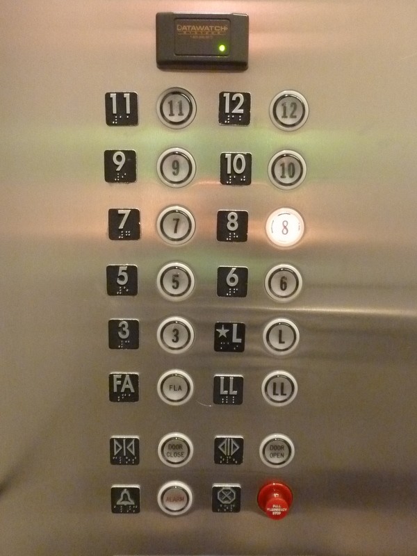 奇葩电梯按钮设计,脑回路让人跪服!