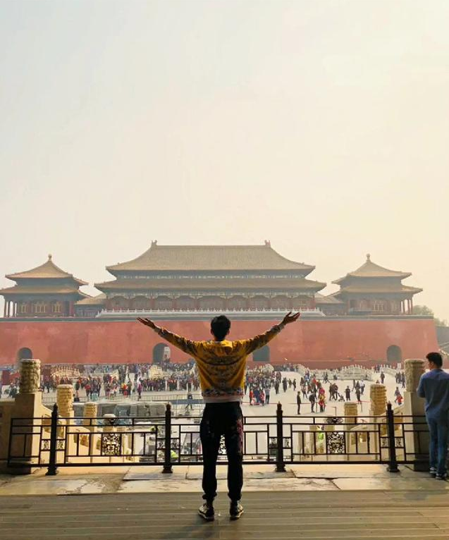 小伙穿龙袍去故宫,路人纷纷避开,网友:身上衣