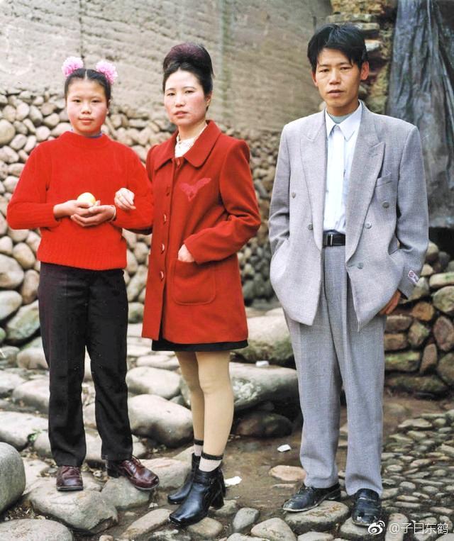 90年代的中国乡村 宽大的西装正流行