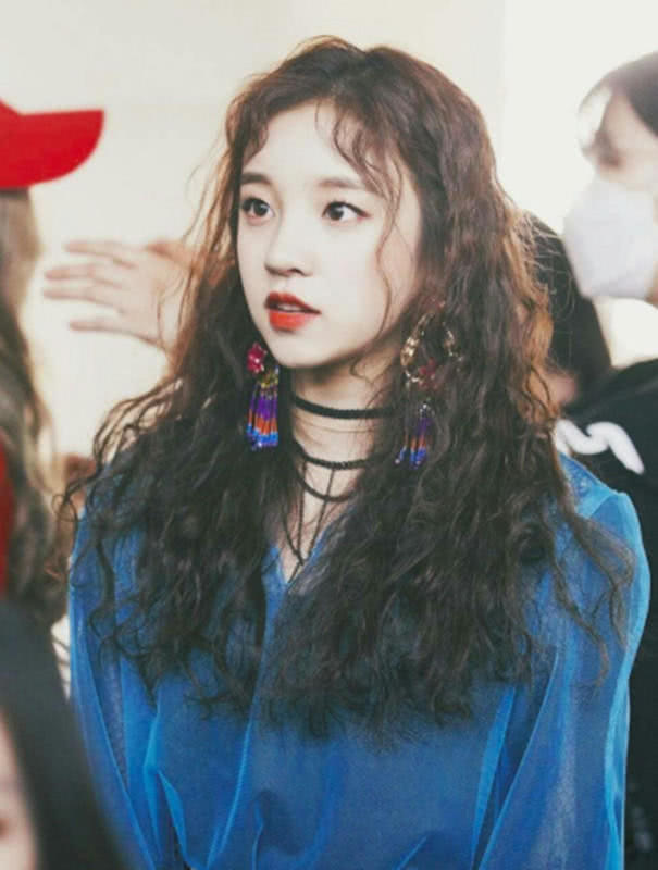 夏季留什么发型?来看李沁的蝎子辫，宋雨琦的泡面头和十元的发带