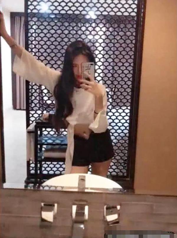 美女在酒店拍抖音, 因裤子拉链没拉上爆红, 网友: 给爹娘留点脸