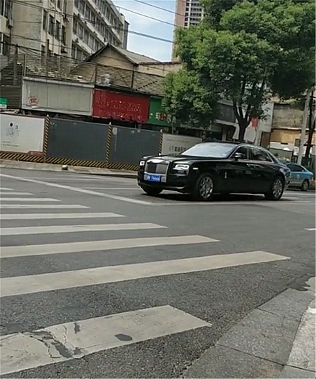 路上偶遇398万劳斯莱斯,车牌四连号,数字是网友最爱!