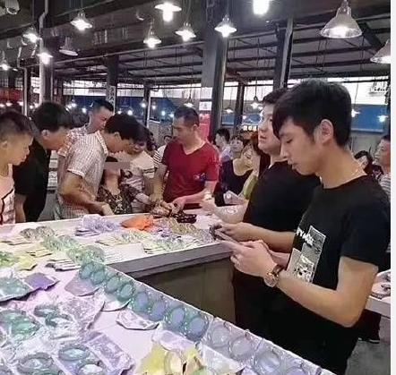 游客试戴30万玉镯不慎摔碎——一辆奔驰GLA就这么没了