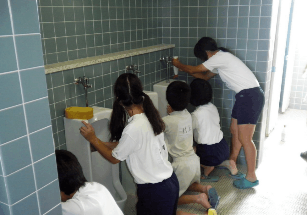 日本初中生劳动课: 徒手清洗男厕, 女生不得已要跪下