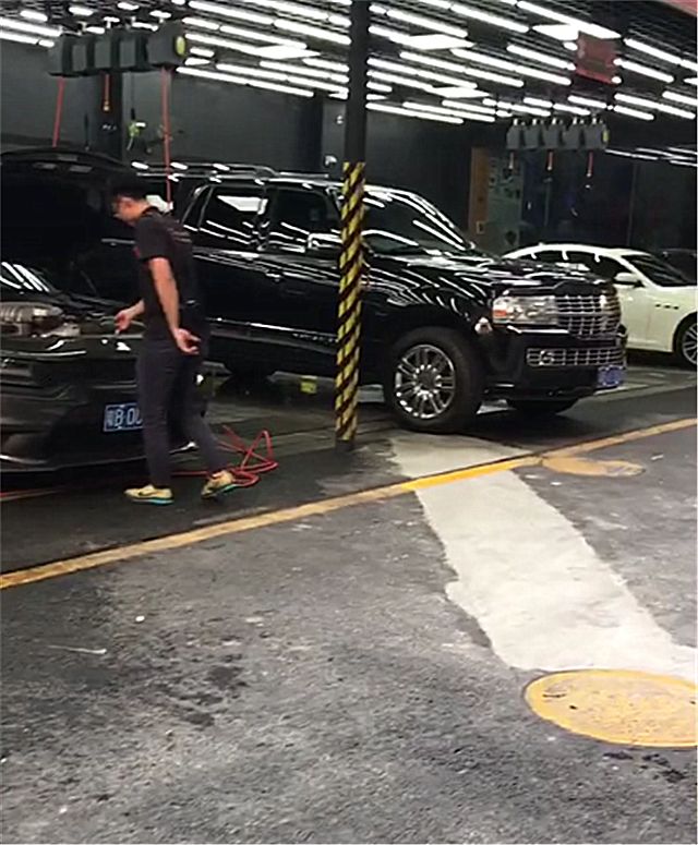 广东一家洗车店，宾利、兰博基尼都来洗车，只因价格亲民！