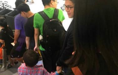 偶遇霍启刚带儿子低调逛街，5岁霍中曦软萌可爱：网友：想抱回家