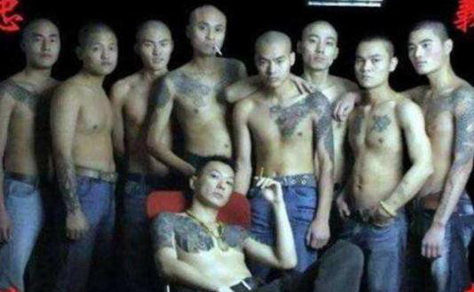 中国第一黑老大，车牌A88888无人敢拦，却因一次超车悔恨终身！