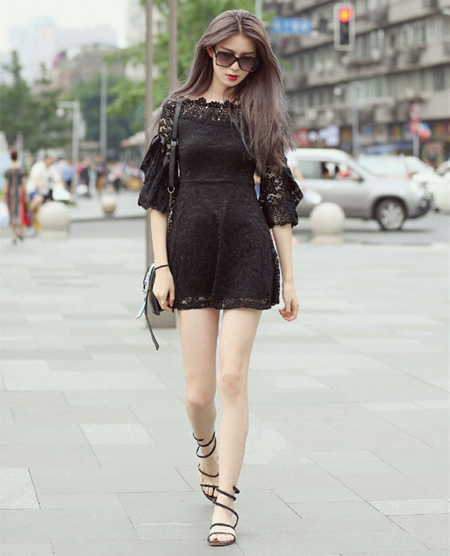 街拍:美女身穿白色的蕾丝短裙,搭配出了青春的感觉