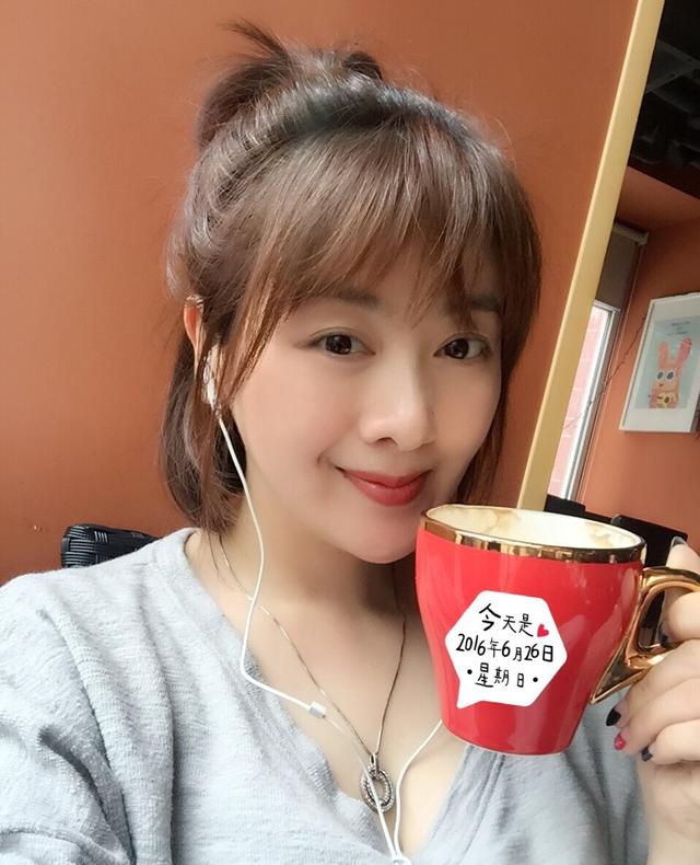 小李琳与女儿国外度假，15岁丫丫像极了妈妈，越来越漂亮!