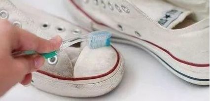 怎样刷鞋最干净?这三种方法,让你的小白鞋秒变