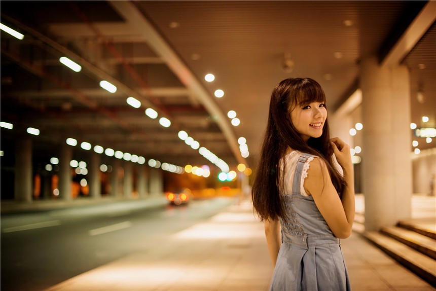 美女美图:天桥下的清纯妹妹