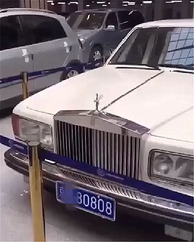 偶遇70年代劳斯莱斯,车标值10万,车牌京a牌,数字很霸气!