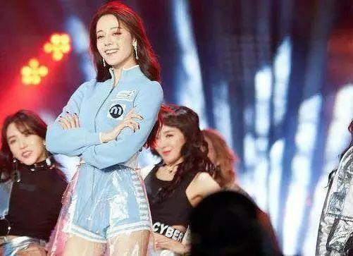 新潮流?这些女明星把保鲜膜当衣服穿,杨幂一个