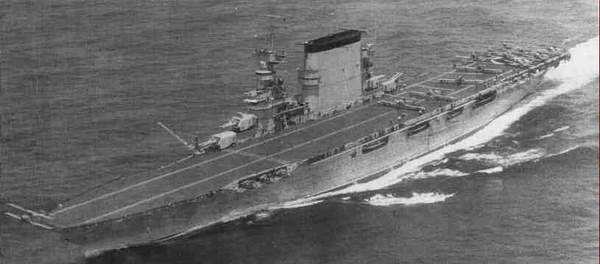 就不能对称吗?航母为啥要弄个斜角甲板?逼死