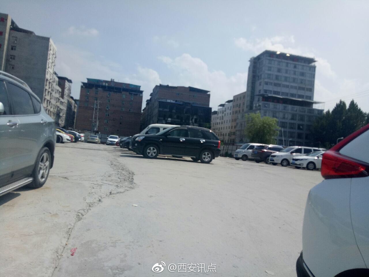 停车场工作人员只管收费 车辆被刮监控不给看