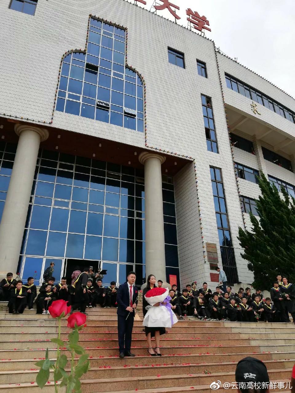 羡慕!大学生拍毕业照现场霸气求婚[污]