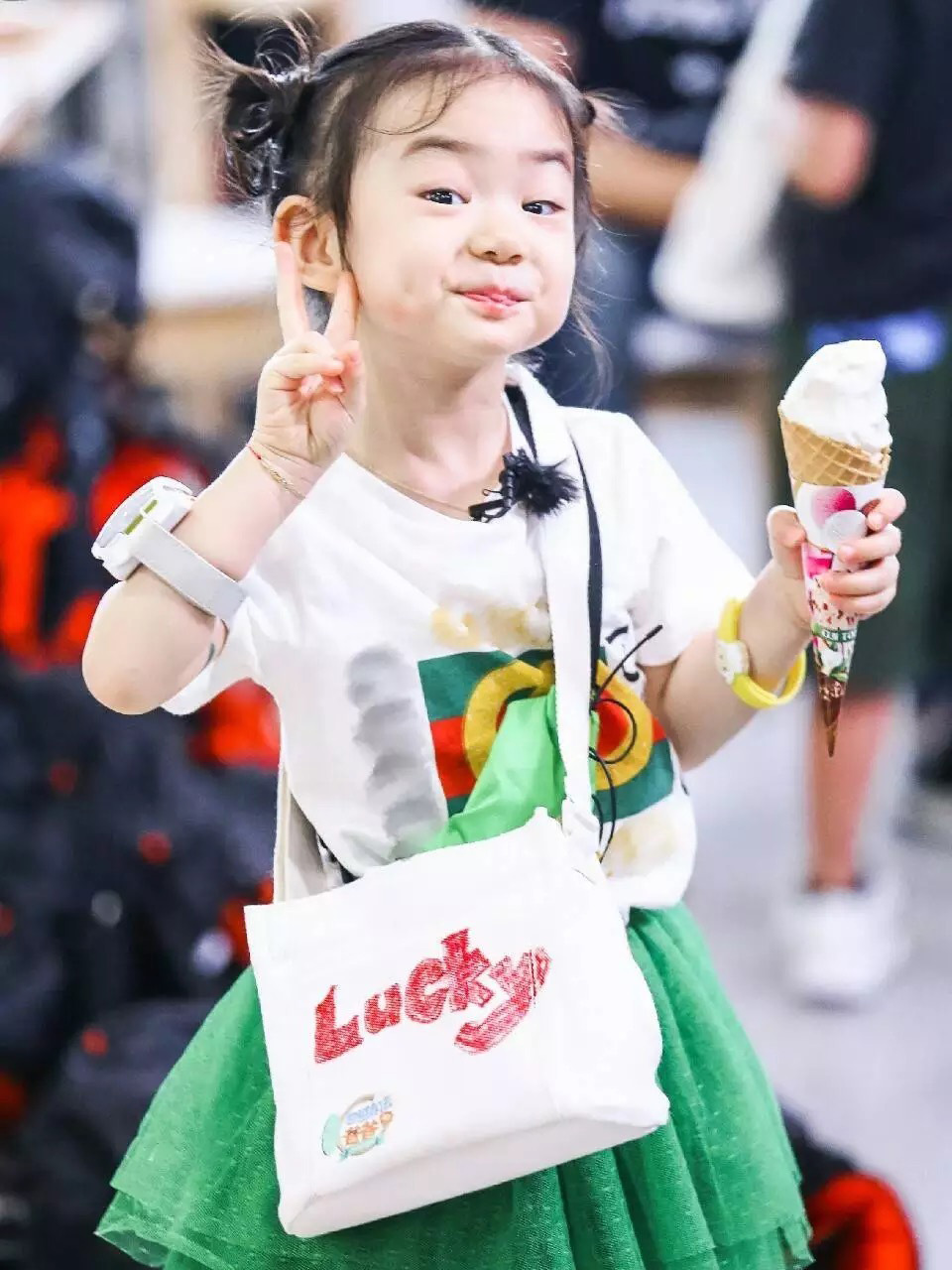 戚薇真会打扮女儿,lucky穿7套造型萌翻,网友:小