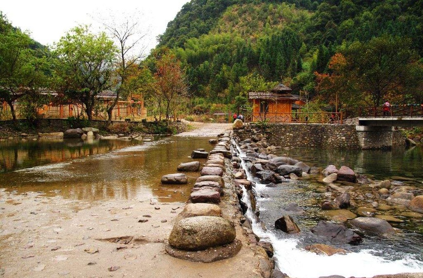 广西桂林离市区最近的县,拥有古东景区,还有高