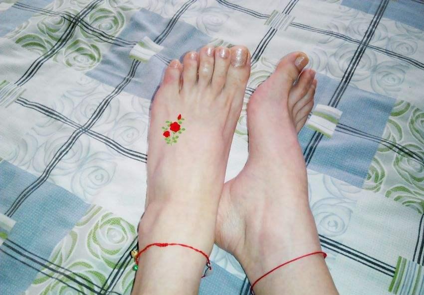 女生喜欢在脚踝上绑一根红线, 竟是这种含义, 大家都想歪了