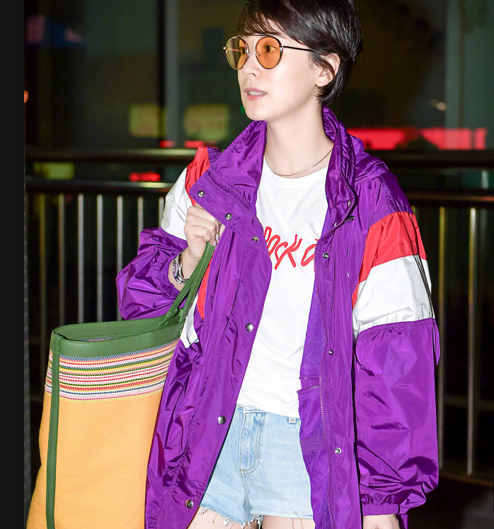 海清身着紫色上衣搭配鹅黄手袋亮相 紫黄撞色