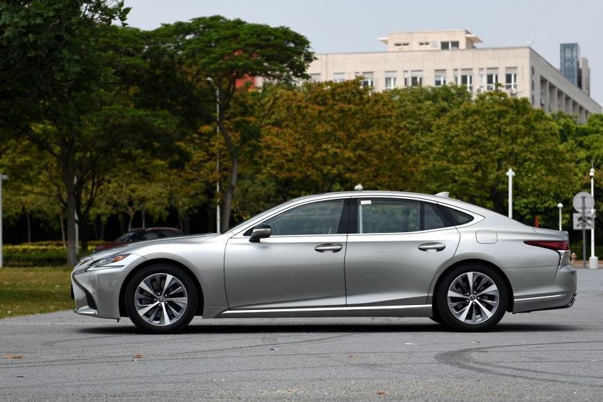 进口税下调后，这车比老款便宜了70万，完胜宝马和奥迪的旗舰轿车